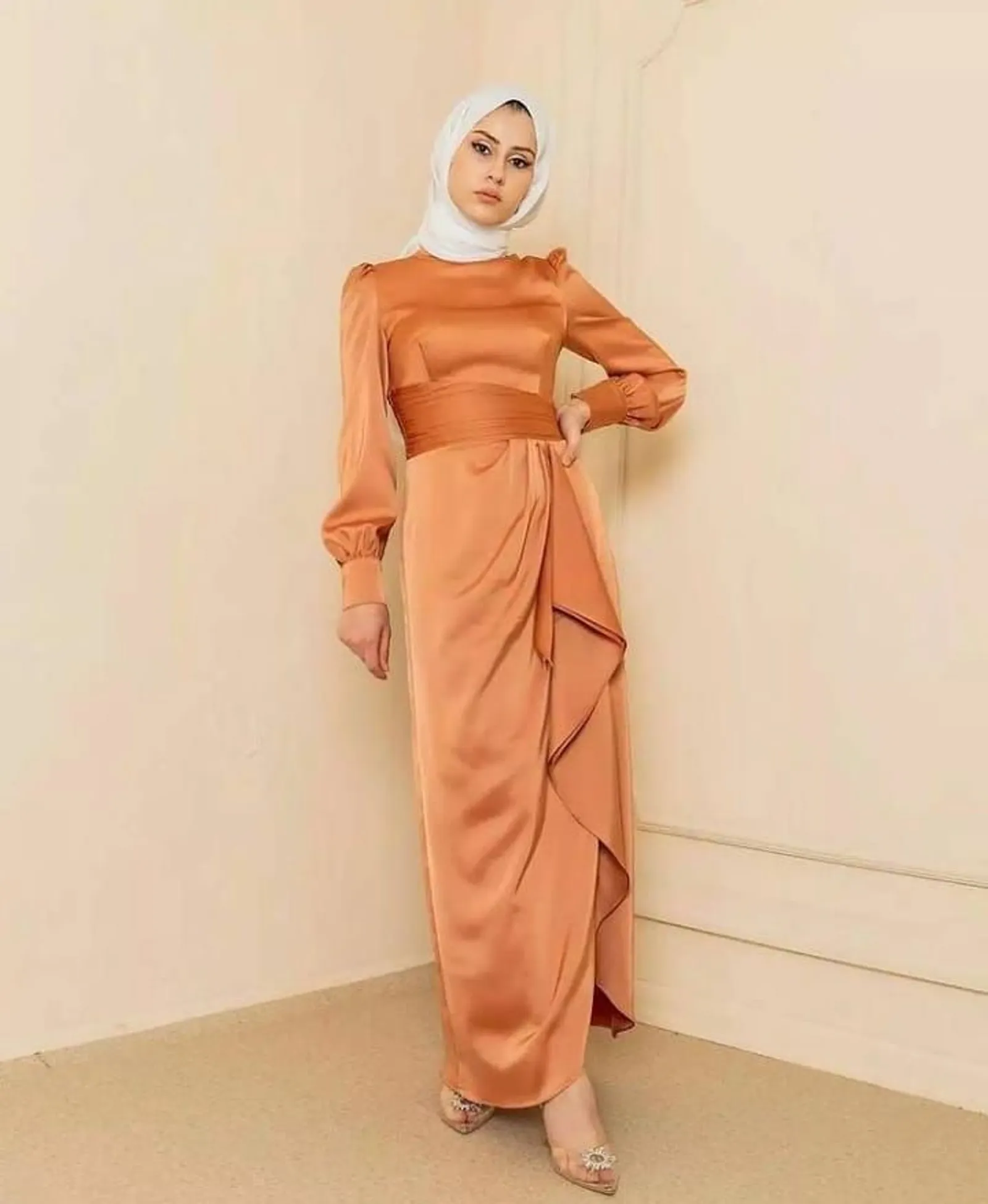 9 Dress Bridesmaid Hijab Satin Terbaru 2022, Elegan dan Stylish!