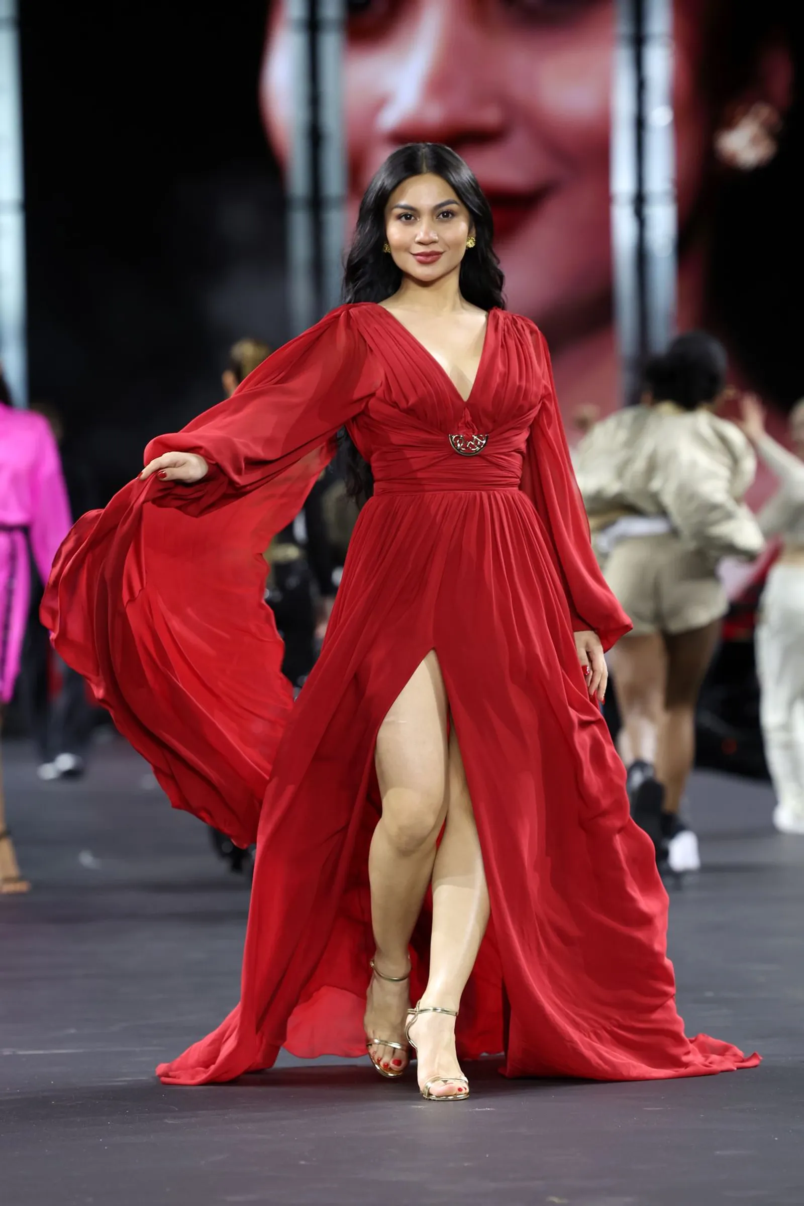 Penampilan Sensual Ariel Tatum saat Jalan di Runway Paris Fashion Week