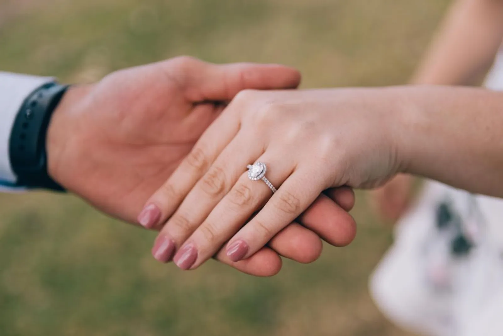 Pakai Cincin Nikah di Jari Mana? Ini yang Benar!