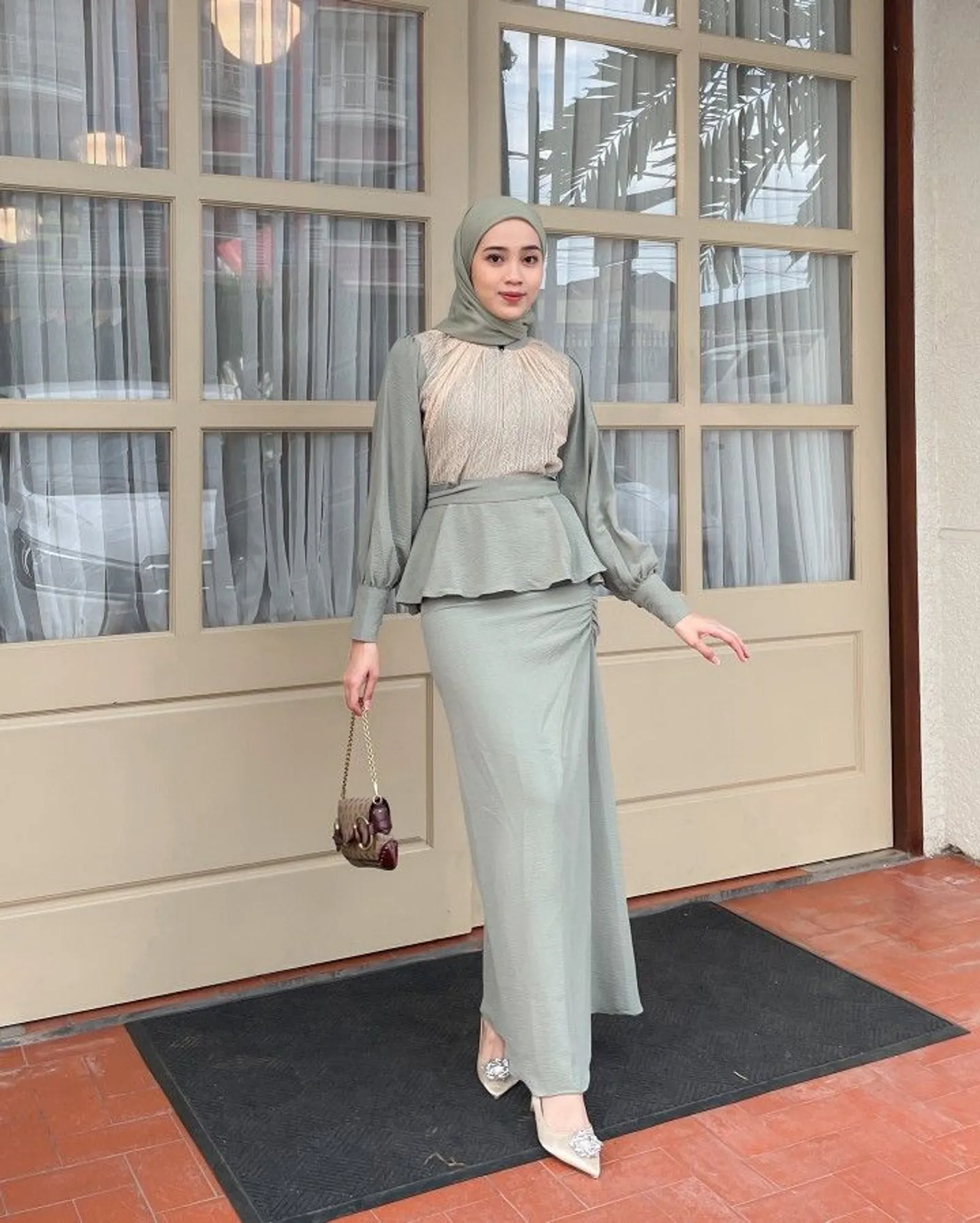 11 Gaun Bridesmaid Hijab Simple dan Menawan, Tetap Modis!