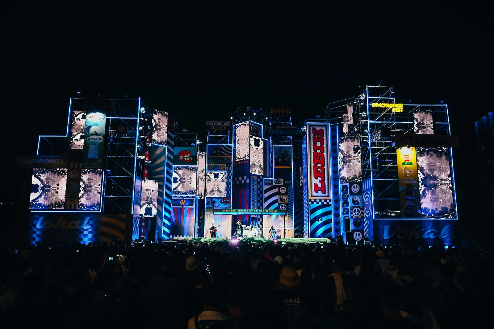 Synchronize Fest 2022: Menikmati Romantisnya Musik di Bawah Gerimis