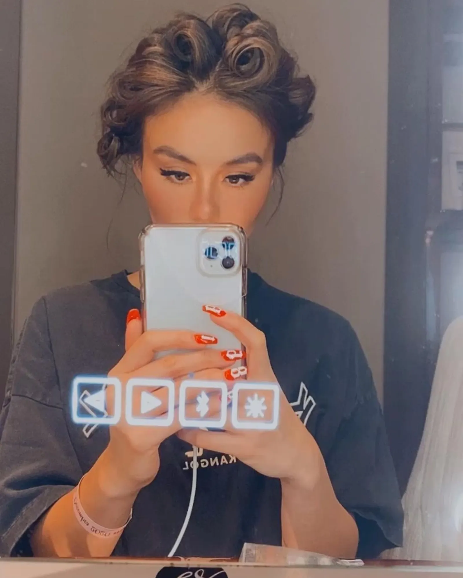 Gaya Mirror Selfie a la Agnez Mo yang Kece Sekaligus Memukau 