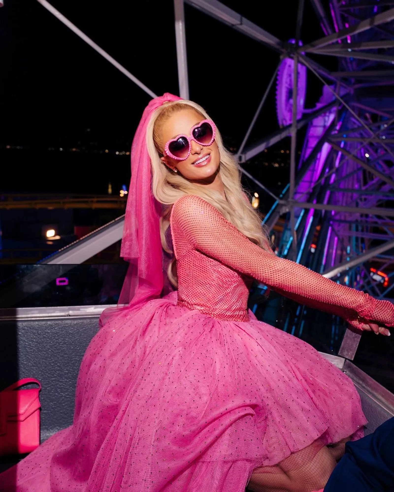 7 Bukti Gaya Paris Hilton yang Mirip dengan Boneka Barbie