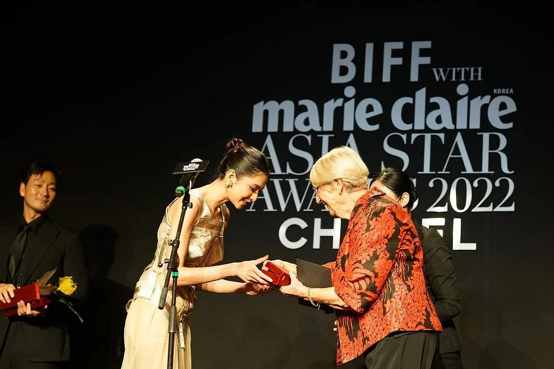 Mikha Tambayong Tampil Glamor di BIFF 2022 