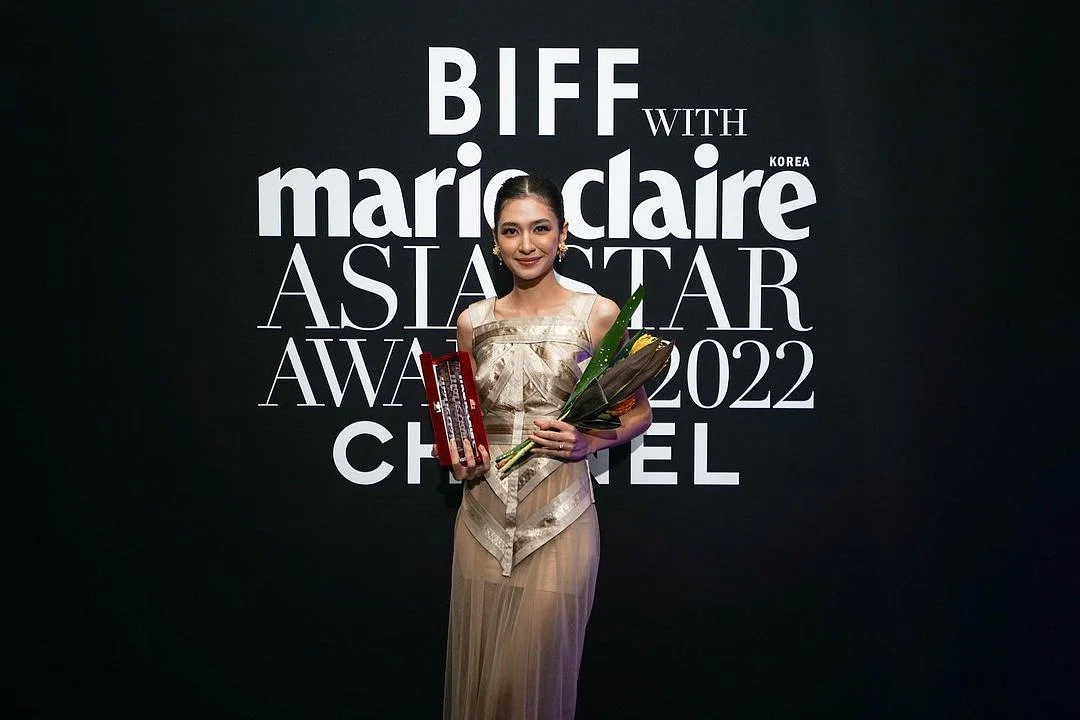 Mikha Tambayong Tampil Glamor di BIFF 2022 