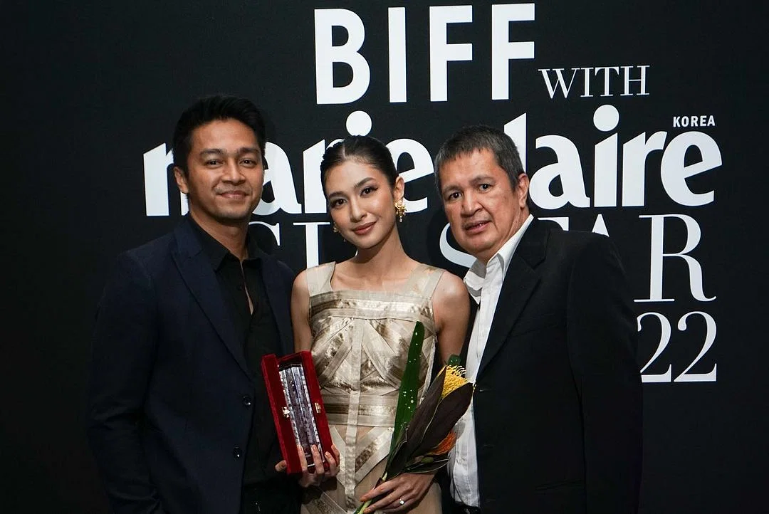 Mikha Tambayong Tampil Glamor di BIFF 2022 