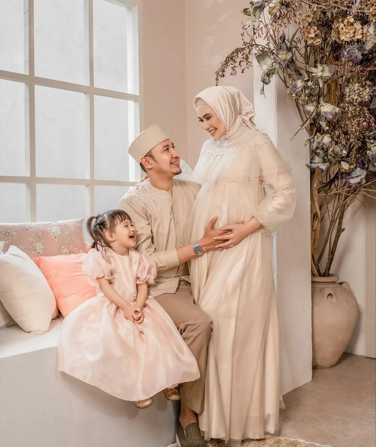 Hamil Bareng, Intip 9 Potret Maternity Shoot Artis Indonesia