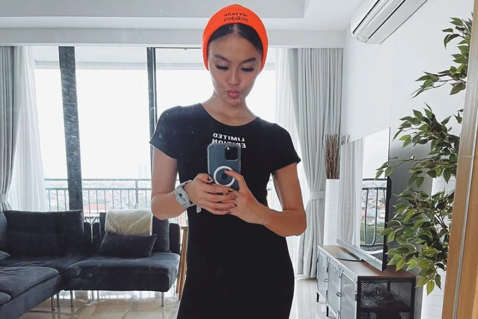 Gaya Mirror Selfie a la Agnez Mo yang Kece Sekaligus Memukau 