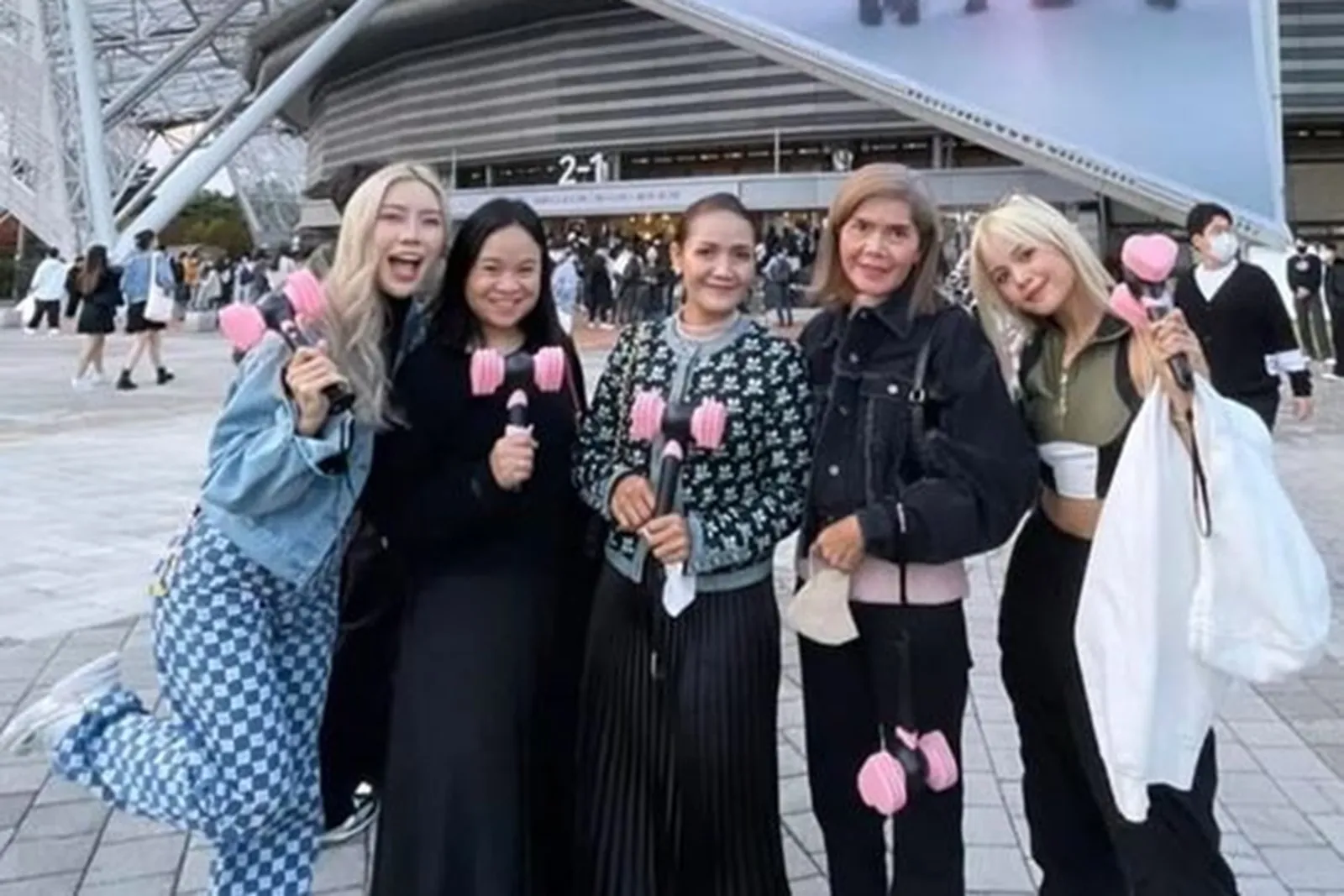 Bertabur Bintang, Intip 10 Potret Artis Hadir di Konser 'Born Pink'