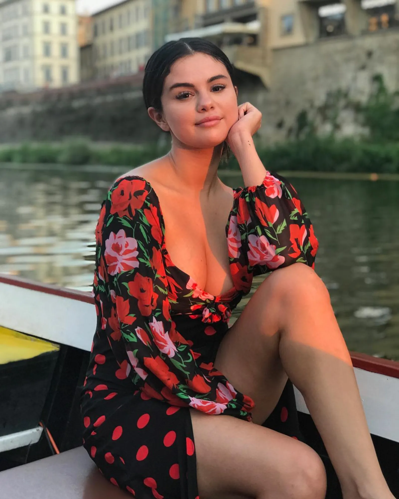 7 Bukti Selena Gomez Miliki Lekuk Tubuh yang Seksi dan Sensual 