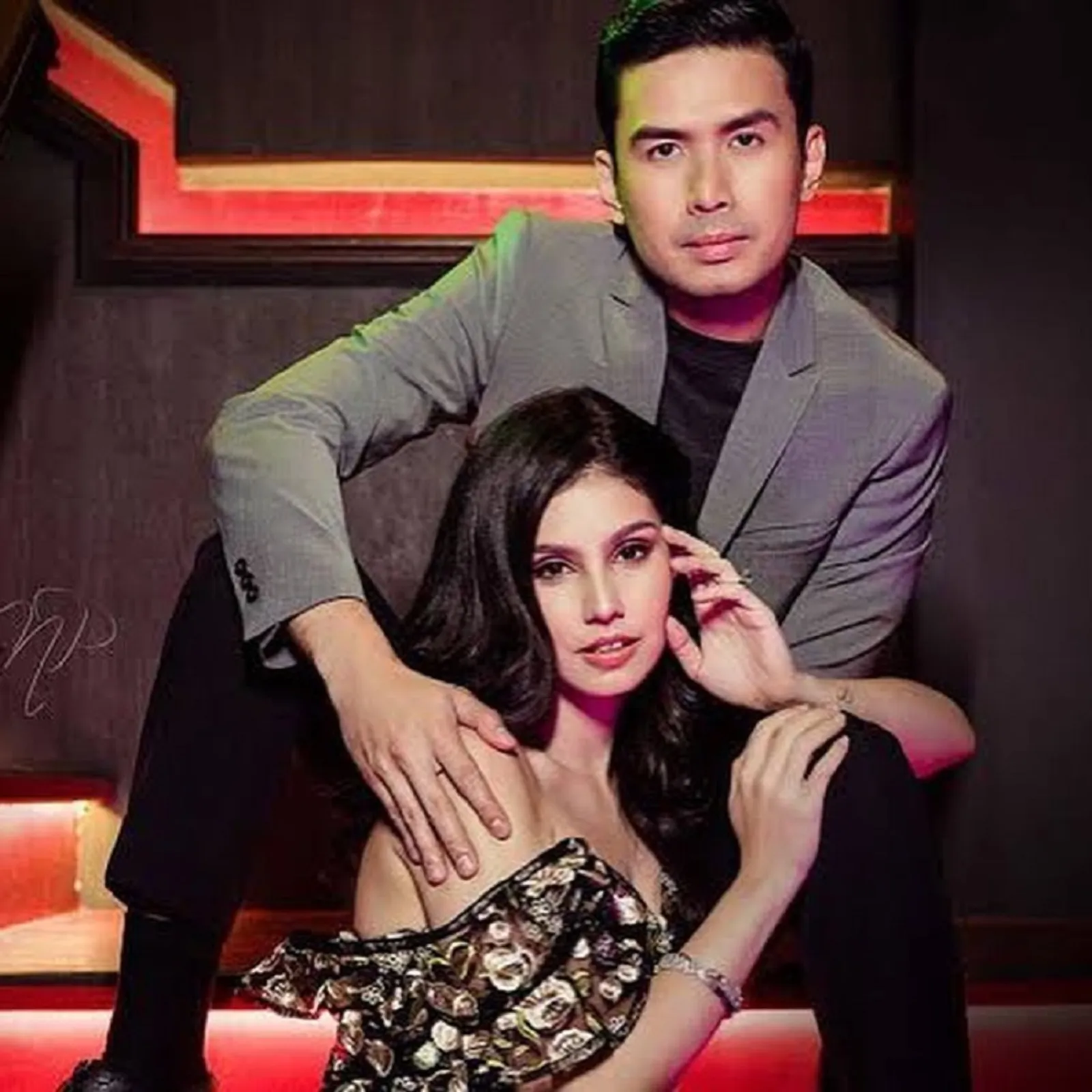 Jauh dari Sorotan, Ini 9 Potret Mesra Christian Bautista dan Istri