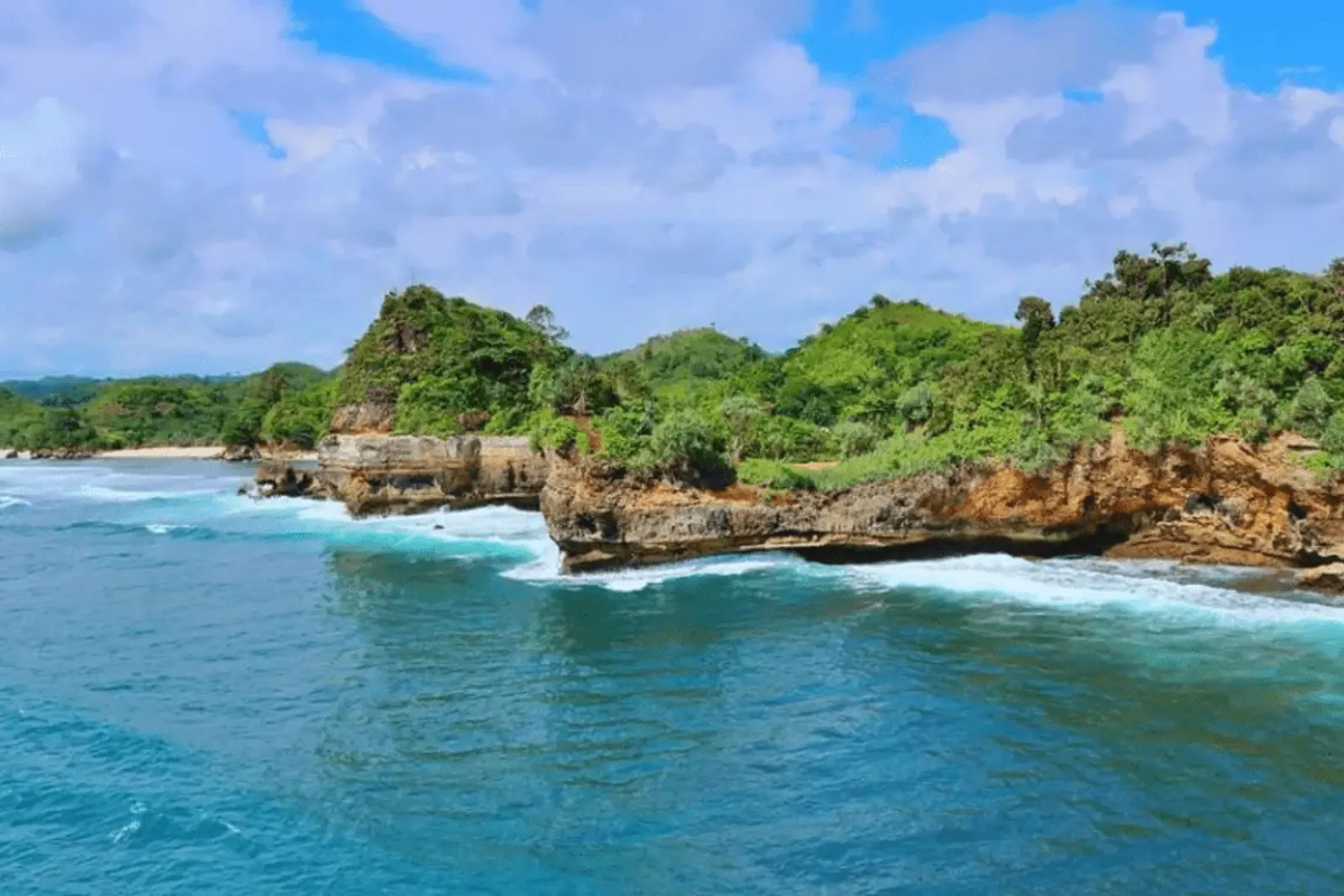 9 Rekomendasi Pantai di Malang, Panoramanya Keren Banget!
