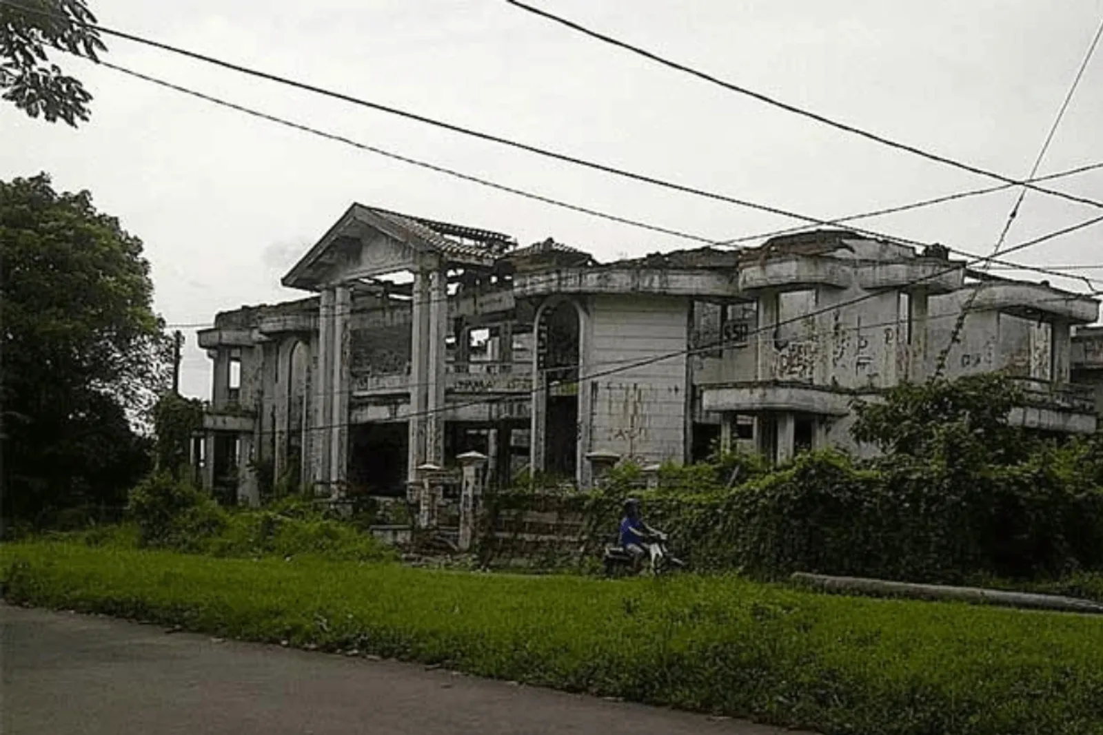 5 Potret Rumah Hantu Darmo, Tempat Angker Terkenal di Surabaya