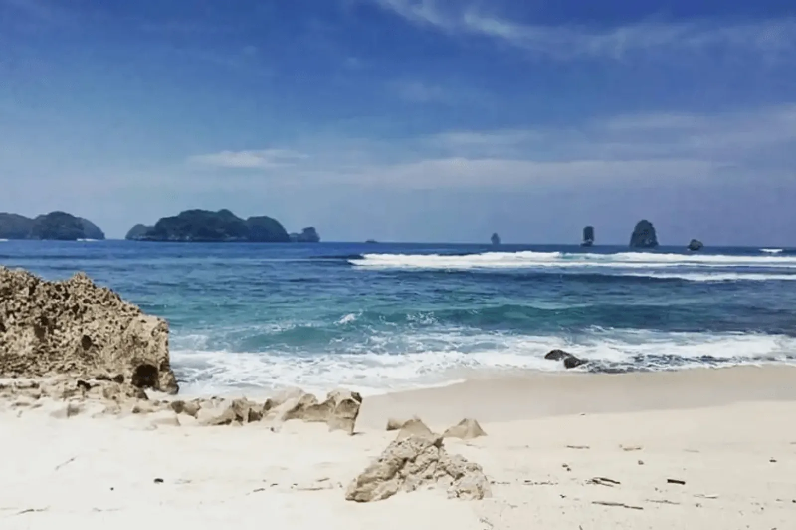 9 Rekomendasi Pantai di Malang, Panoramanya Keren Banget!