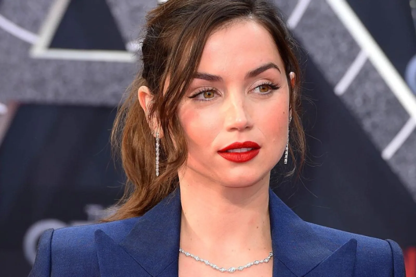 Look Ana de Armas dengan Lipstik Merah