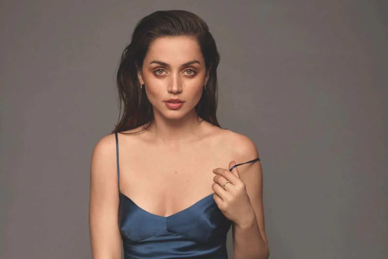 Look Ana de Armas dengan Lipstik Merah