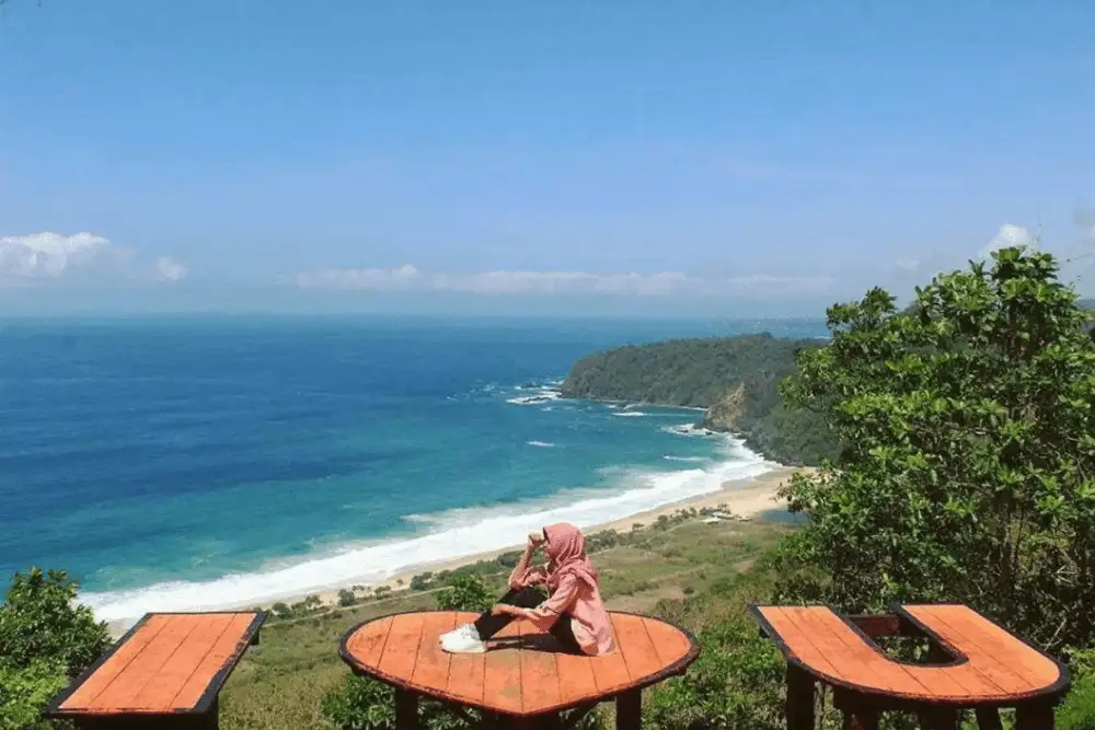 9 Rekomendasi Pantai di Malang, Panoramanya Keren Banget!