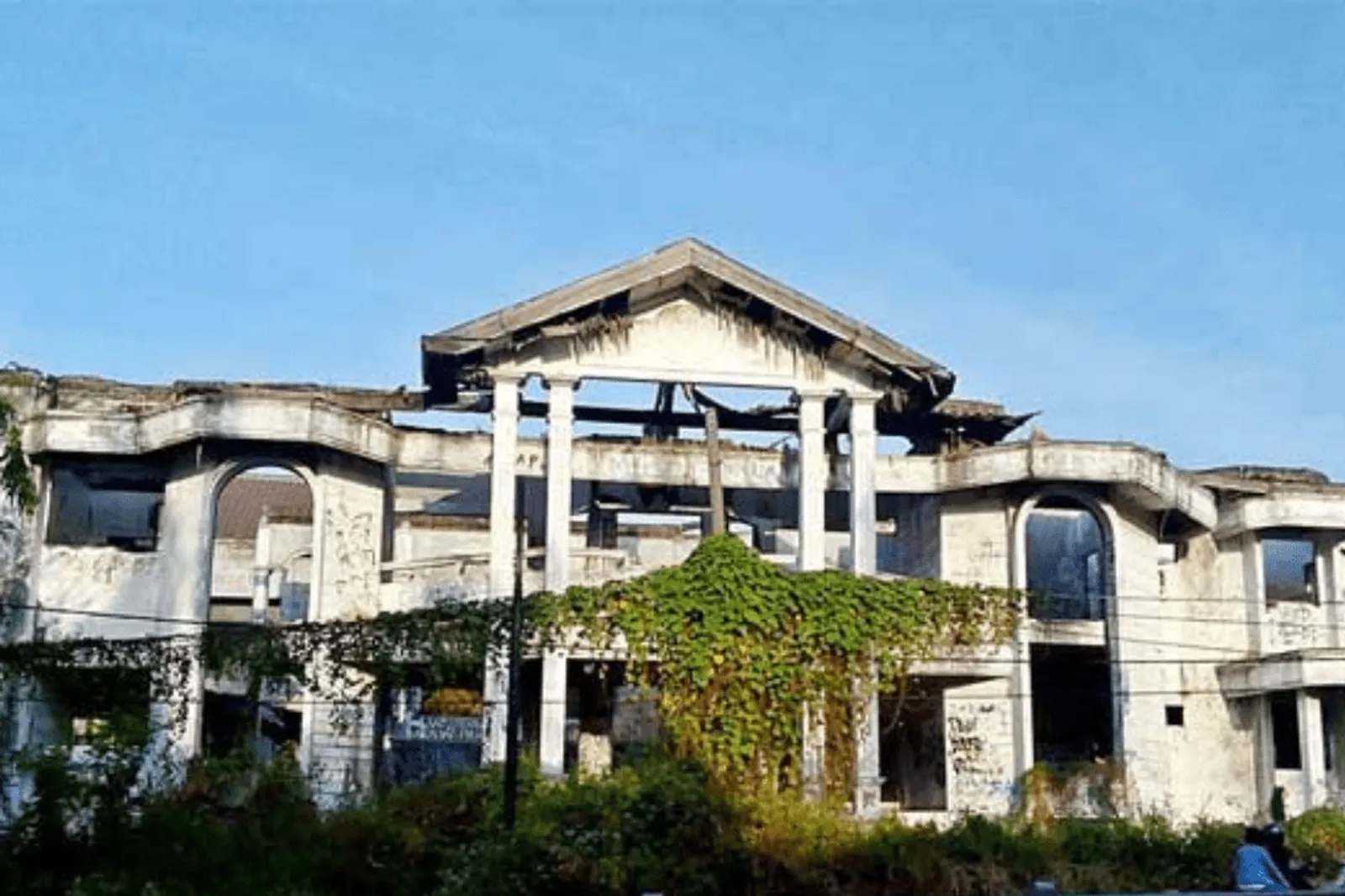 5 Potret Rumah Hantu Darmo, Tempat Angker Terkenal di Surabaya