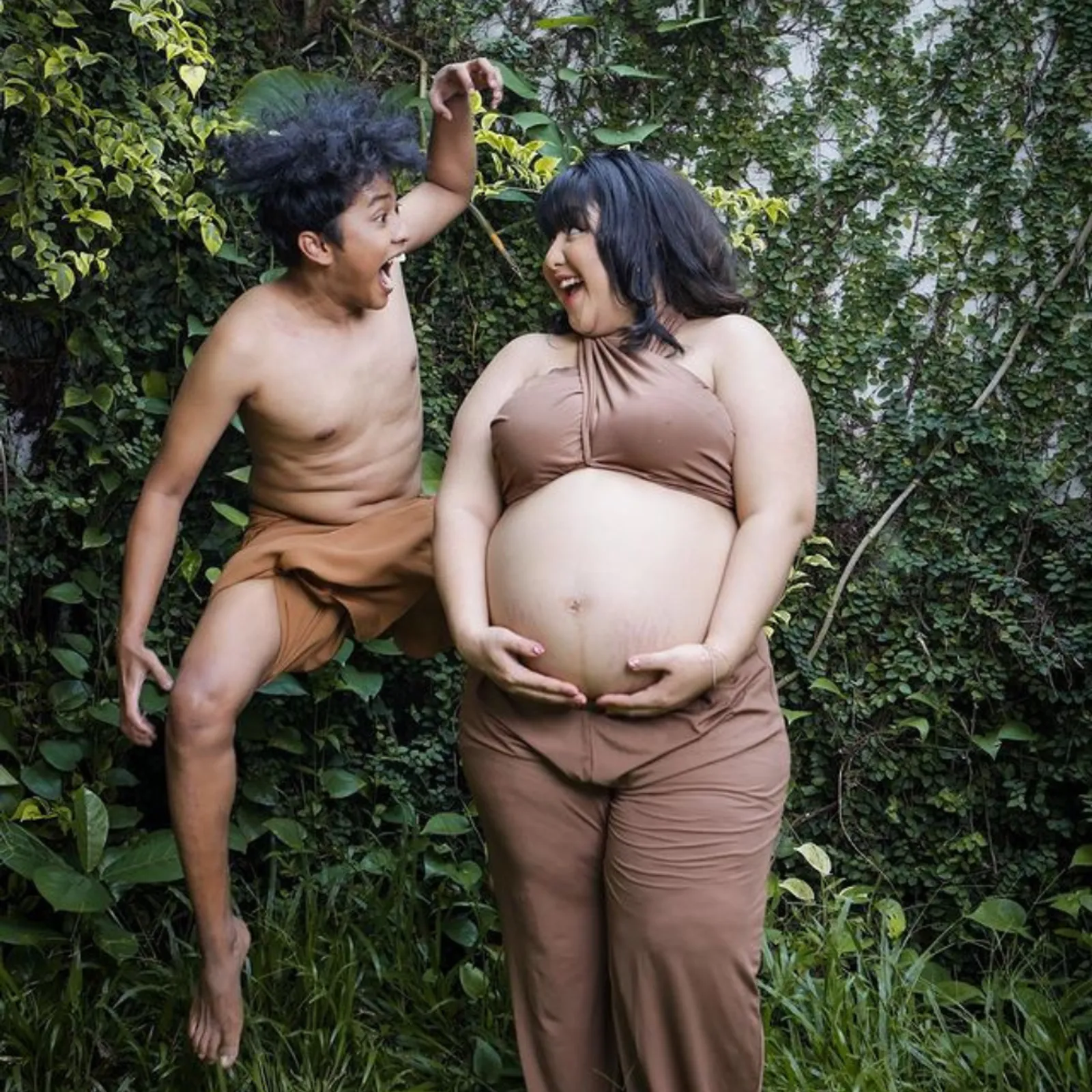 9 Foto Maternity Mad Kucil dan Fitria Rasyidi, Bertemakan Tarzan!