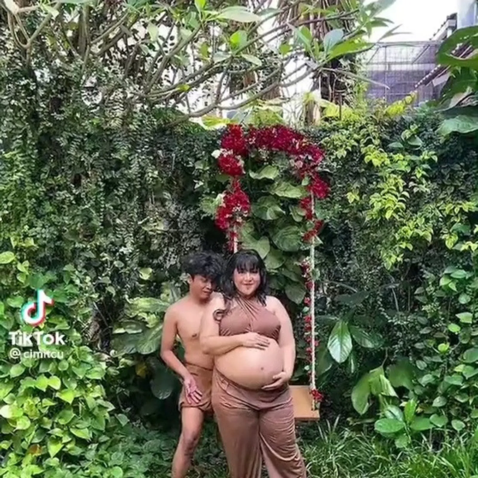 9 Foto Maternity Mad Kucil dan Fitria Rasyidi, Bertemakan Tarzan!