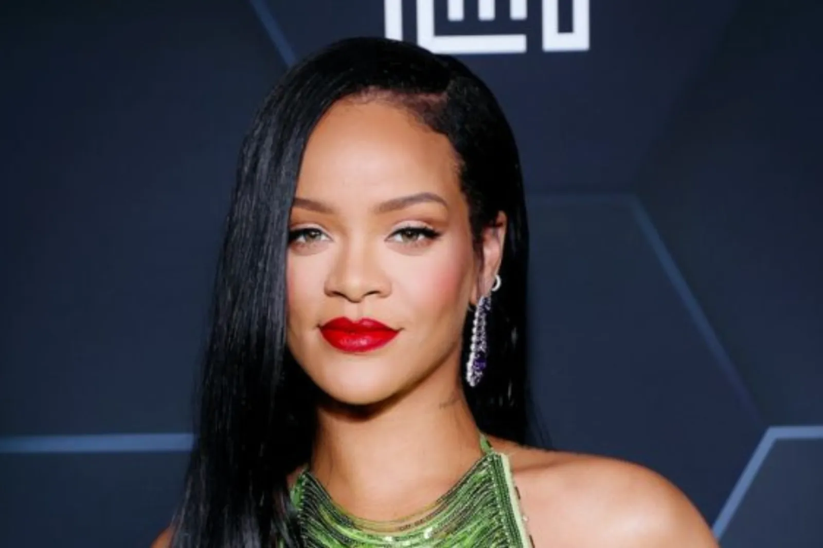 Rilis Single Terbaru "Lift Me Up", Fans Nantikan Kembalinya Rihanna