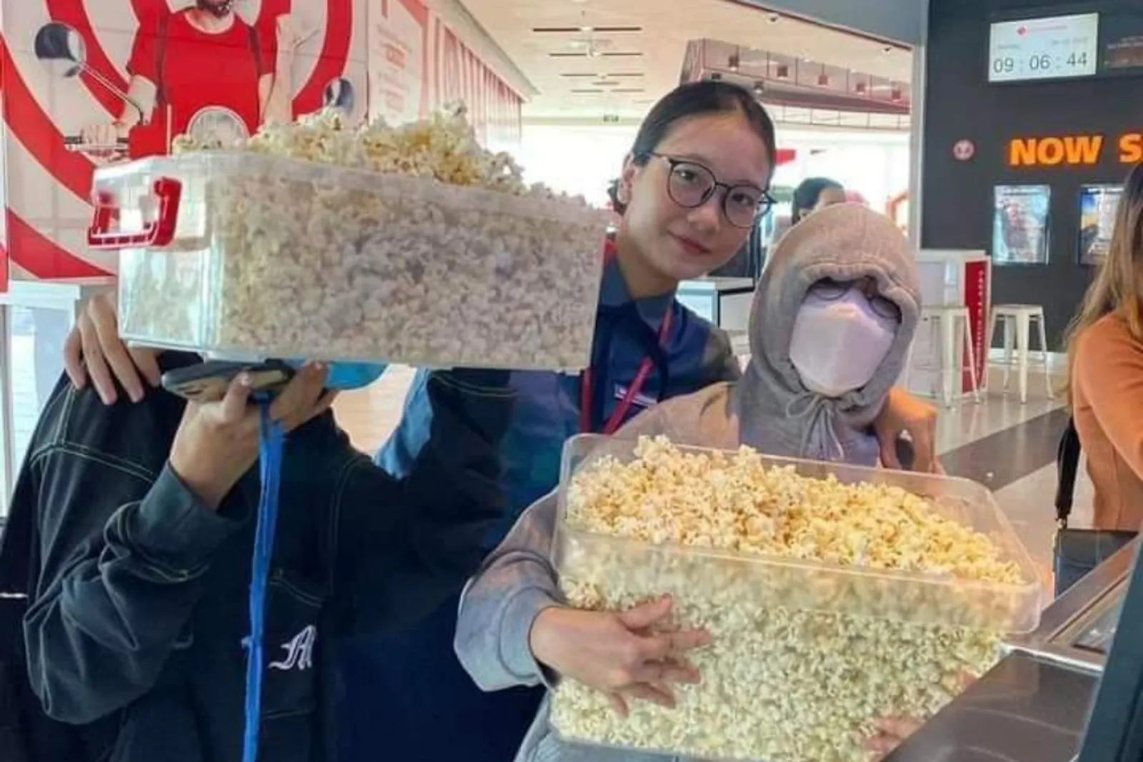 Potret Kocak Warga Vietnam Saat Antre Popcorn Gratis, Nggak Mau Rugi