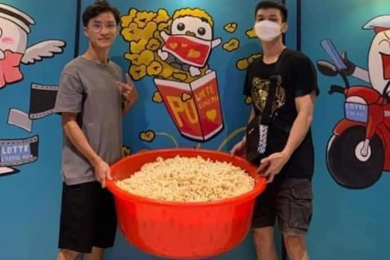 Potret Kocak Warga Vietnam Saat Antre Popcorn Gratis, Nggak Mau Rugi