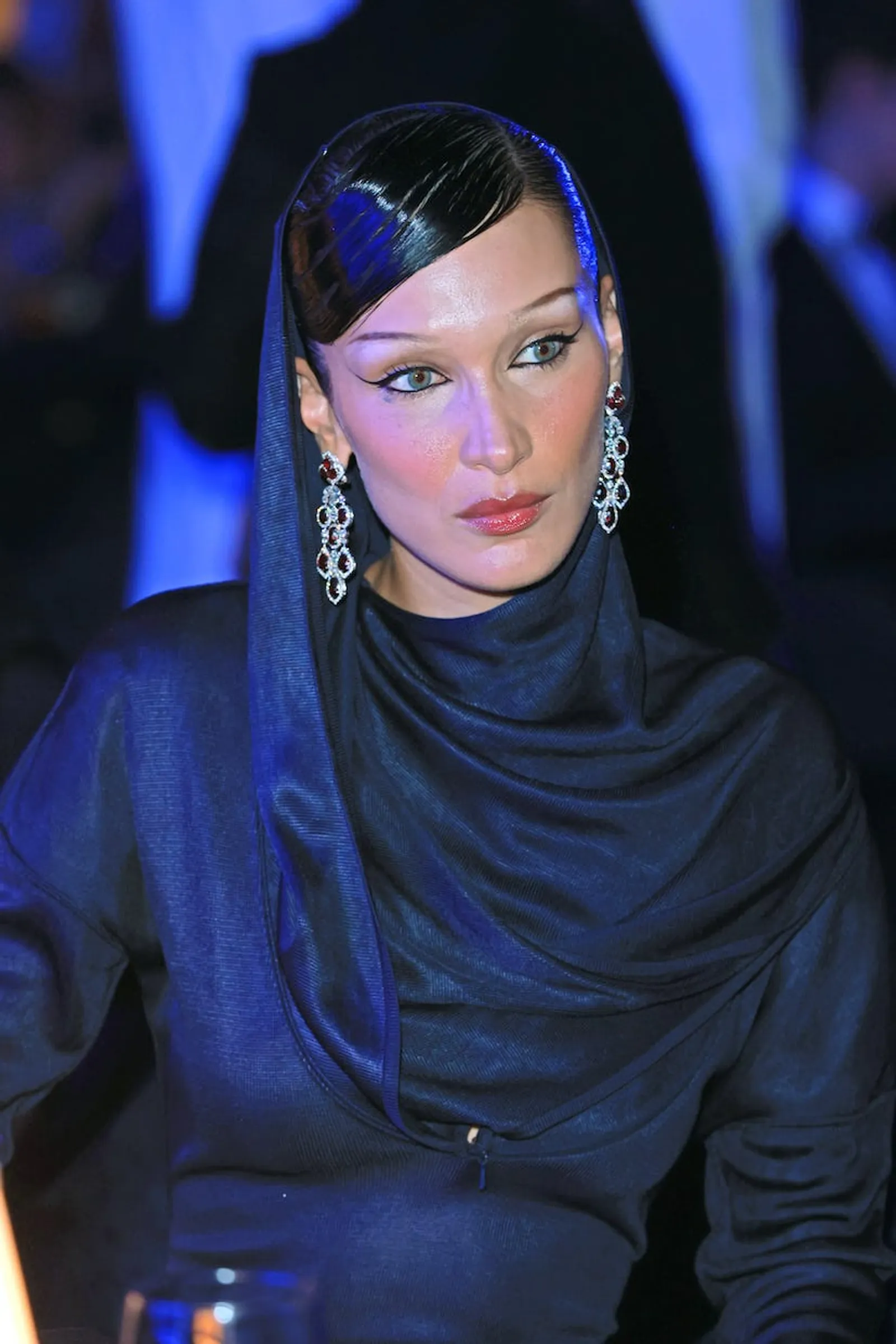 Bella Hadid Pakai 'Kerudung' & Gaun Vintage di Acara Fashion