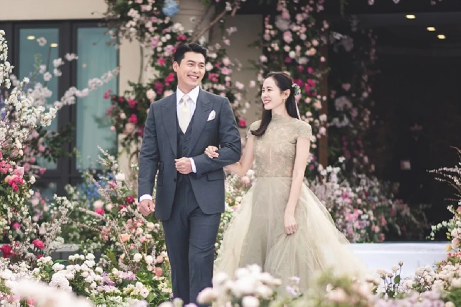 Cara Manis Son Ye Jin dan Hyun Bin Rayakan Wedding Anniversary