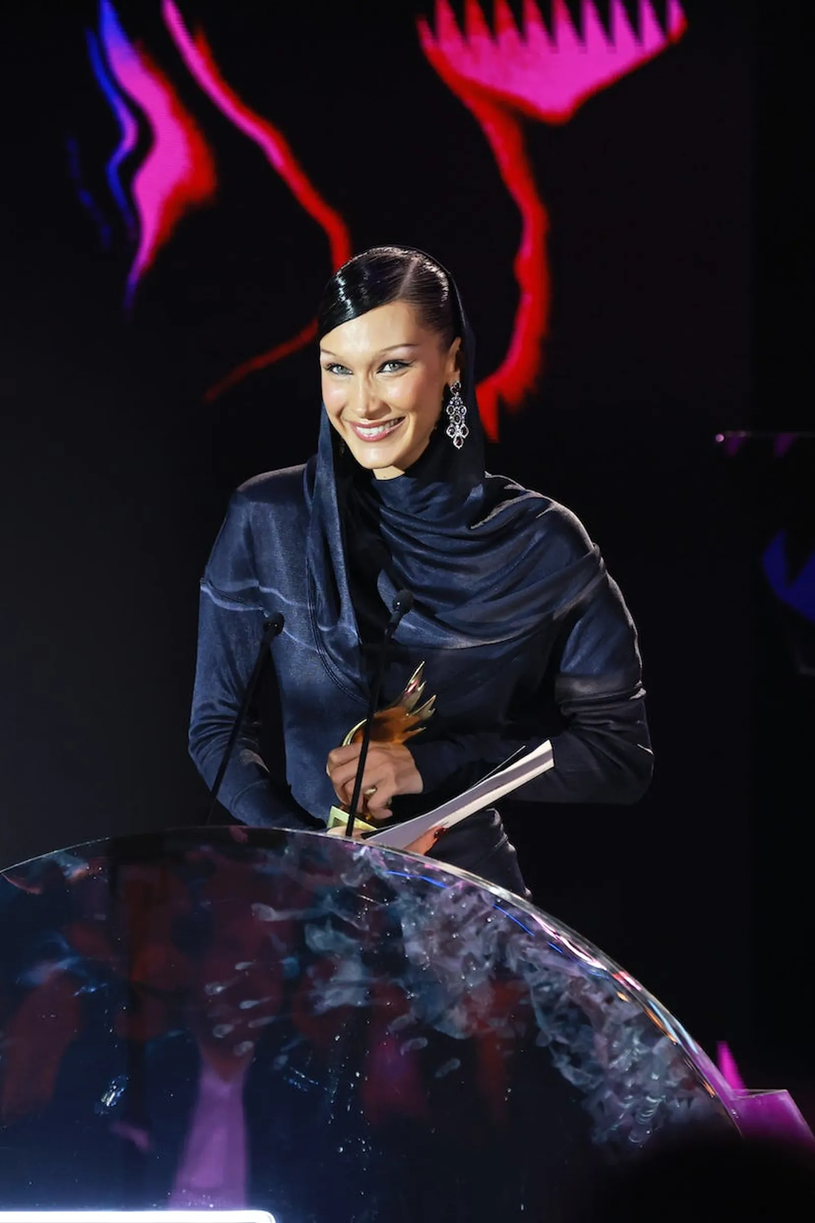 Bella Hadid Pakai 'Kerudung' & Gaun Vintage di Acara Fashion