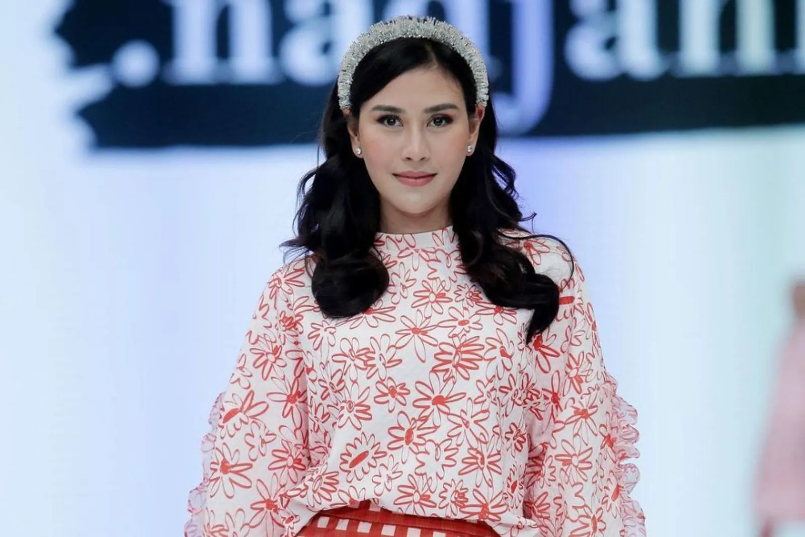 Deretan Seleb yang Jalan di Panggung Jakarta Fashion Week 2023 
