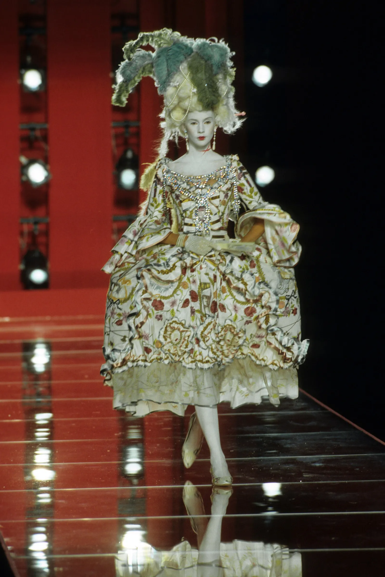 7 Fashion Show yang Koleksinya Terinspirasi Gaya Marie Antoinette