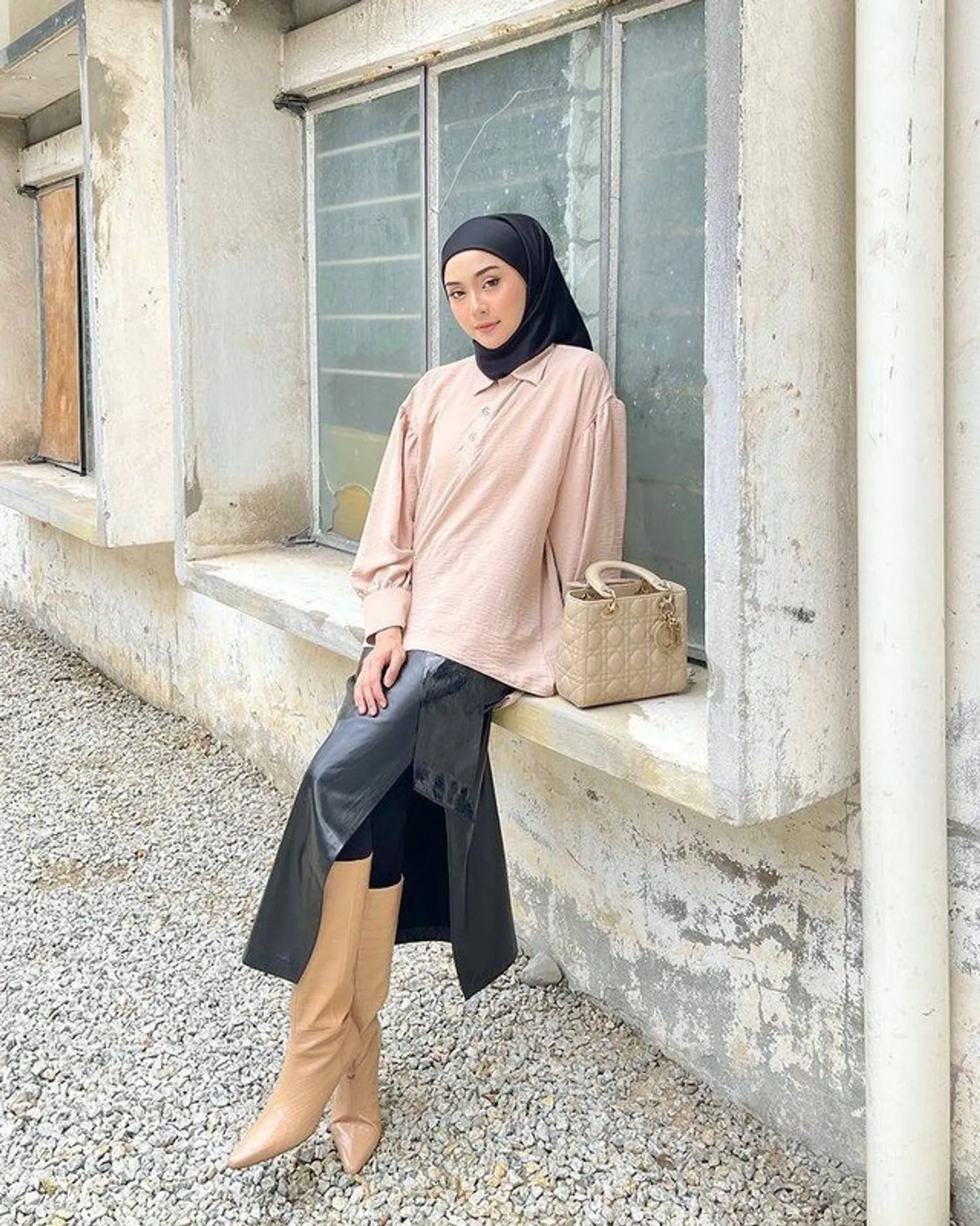 Rekomendasi Warna Hijab yang Cocok untuk Baju Pink Salem