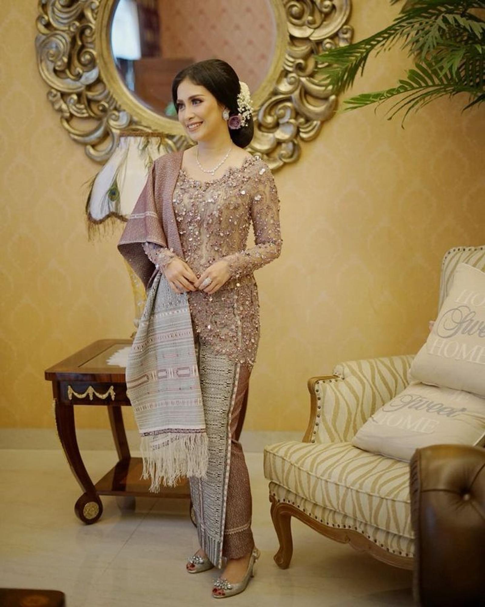 10 Model Kebaya Simpel tapi Mewah, Cocok untuk Pesta!