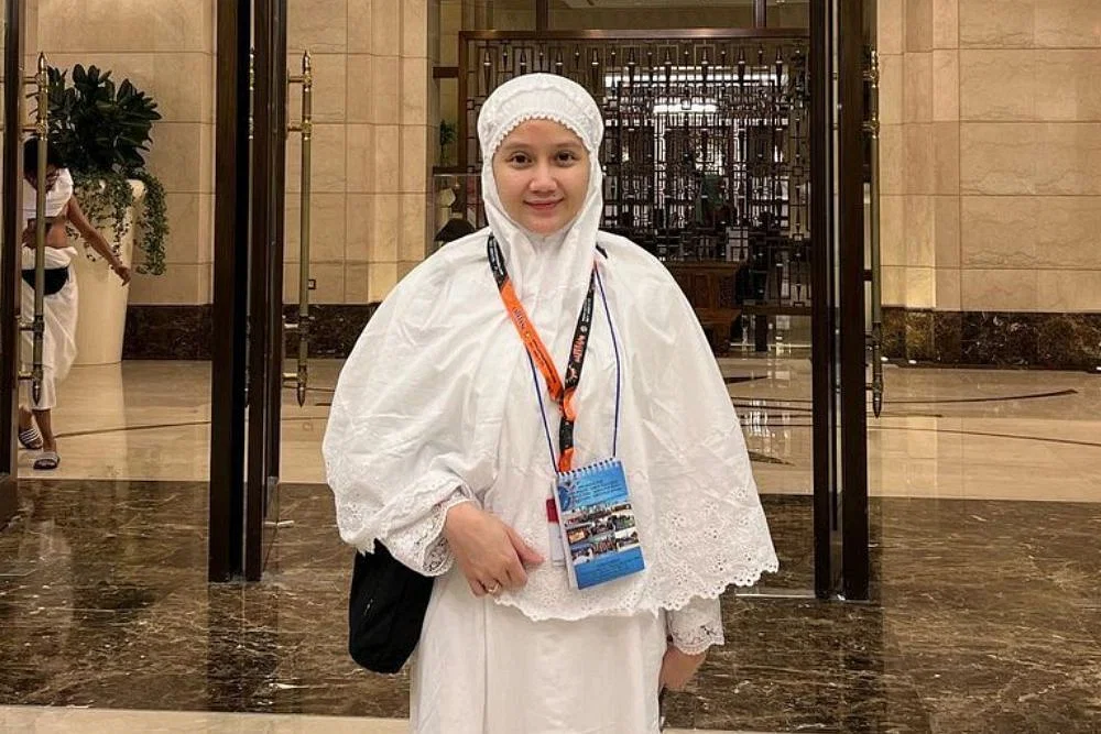 Potret Artis Muda Jalani Ibadah Umrah, Adem Banget 