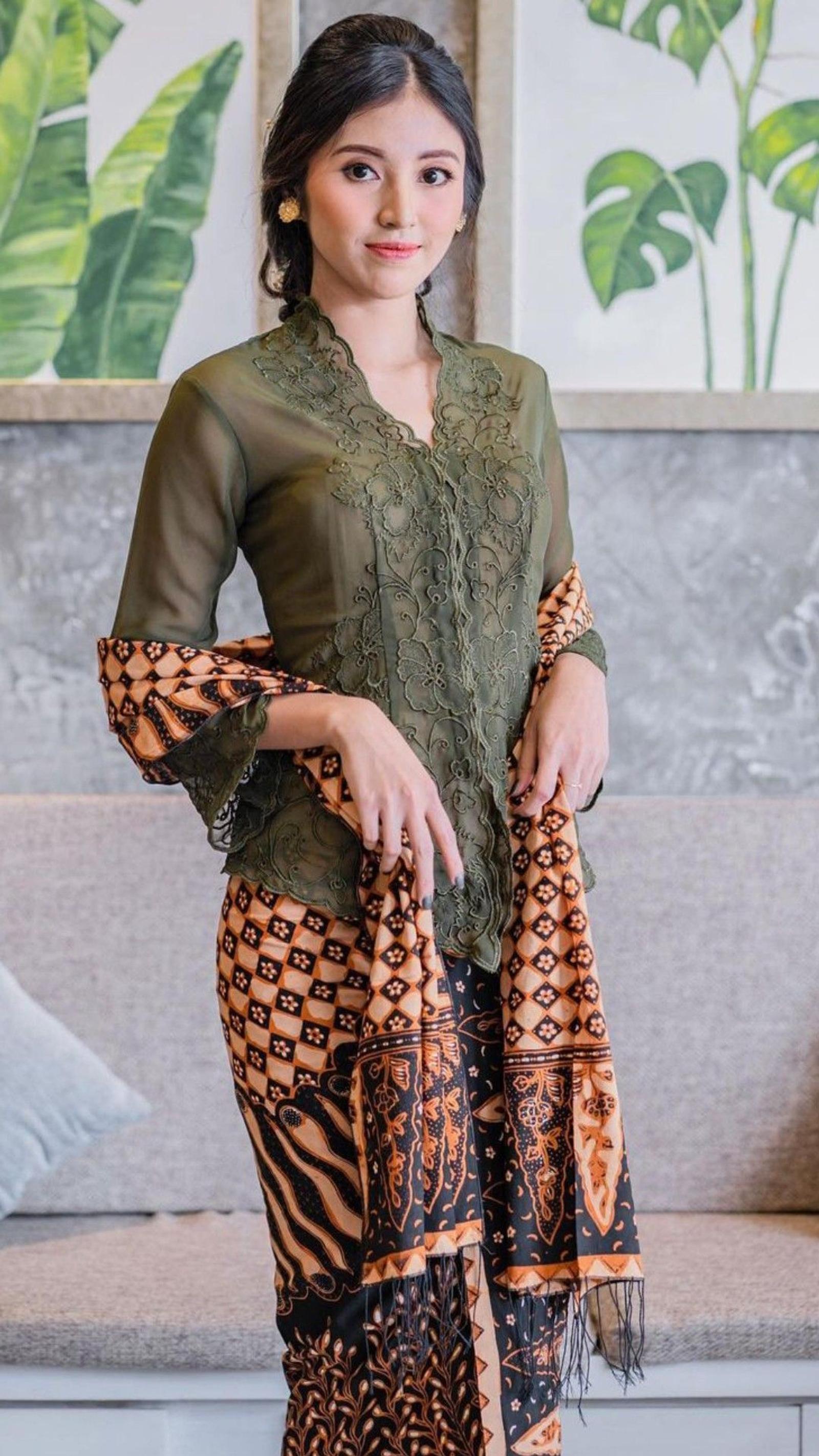 10 Model Kebaya Simpel tapi Mewah, Cocok untuk Pesta!