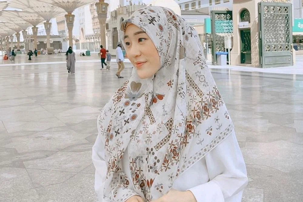 Potret Artis Muda Jalani Ibadah Umrah, Adem Banget 