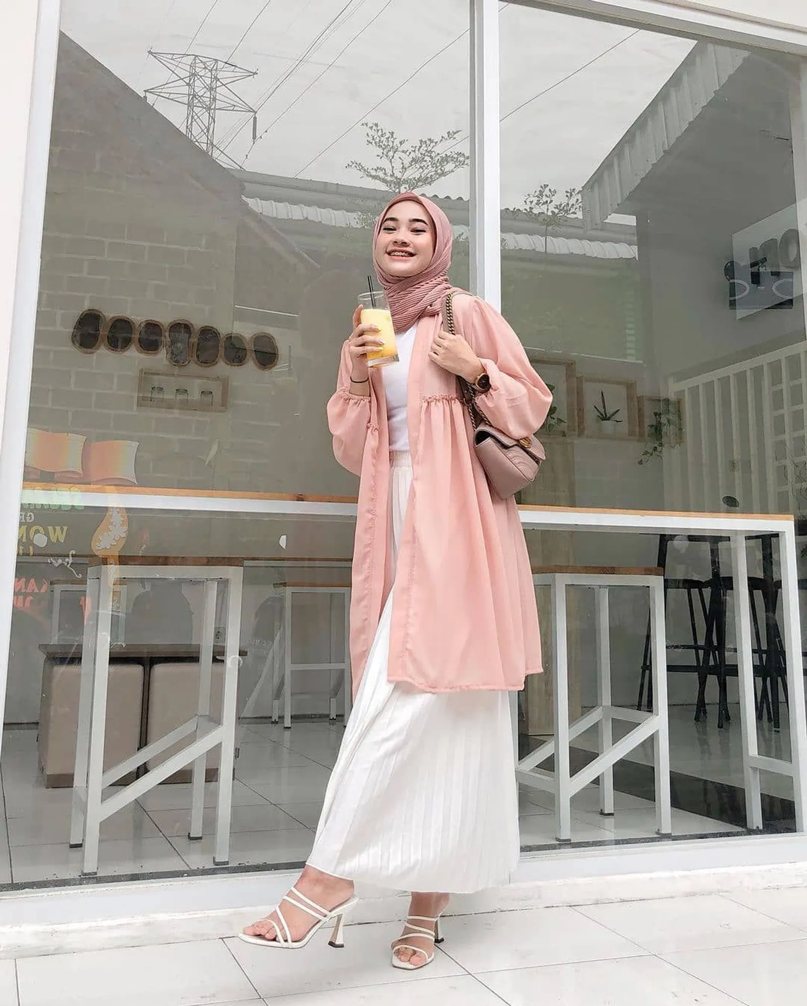 Rekomendasi Warna Hijab yang Cocok untuk Baju Pink Salem