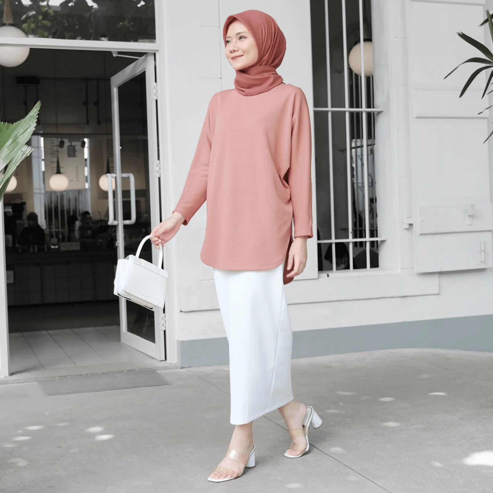 Rekomendasi Warna Hijab yang Cocok untuk Baju Pink Salem