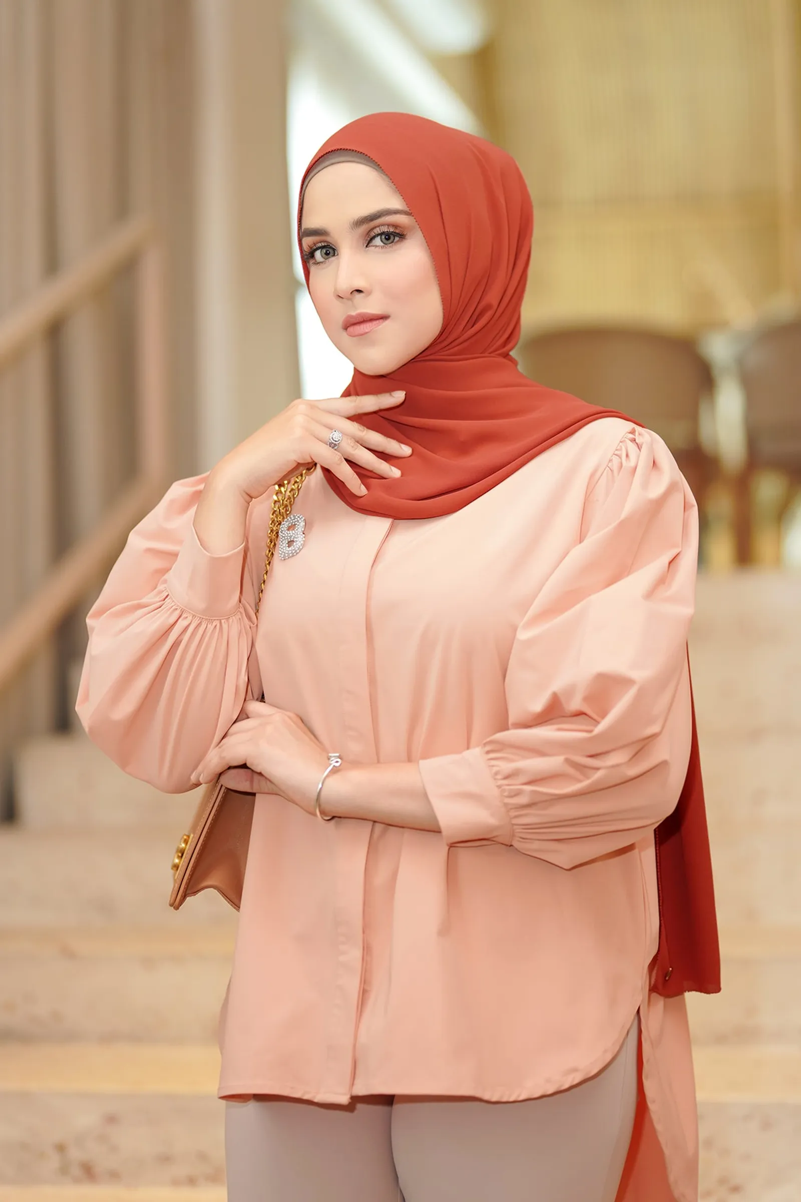 Rekomendasi Warna Hijab yang Cocok untuk Baju Pink Salem