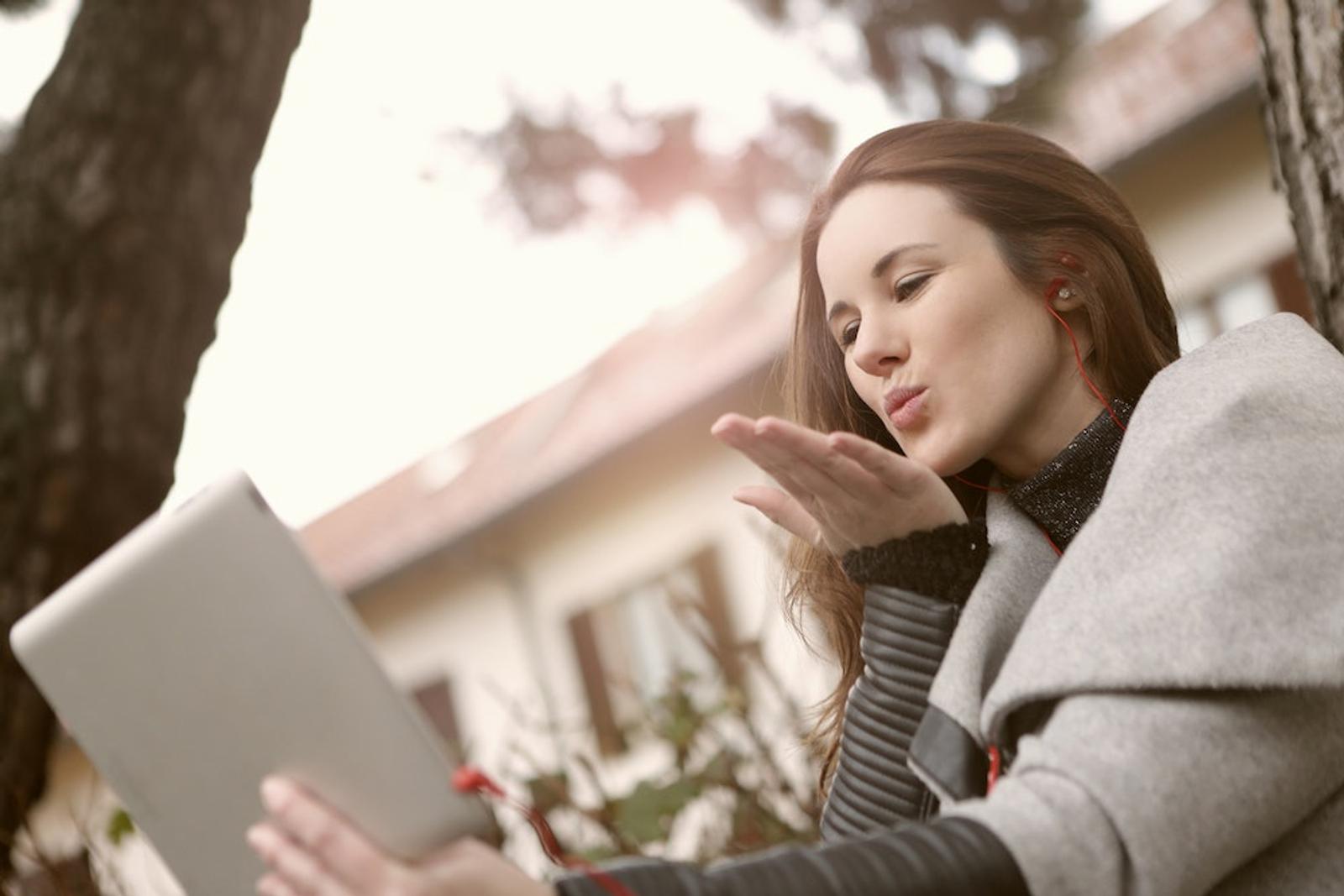 10 Ide Virtual Date yang Bikin Hubungan LDR-mu Lebih Menyenangkan