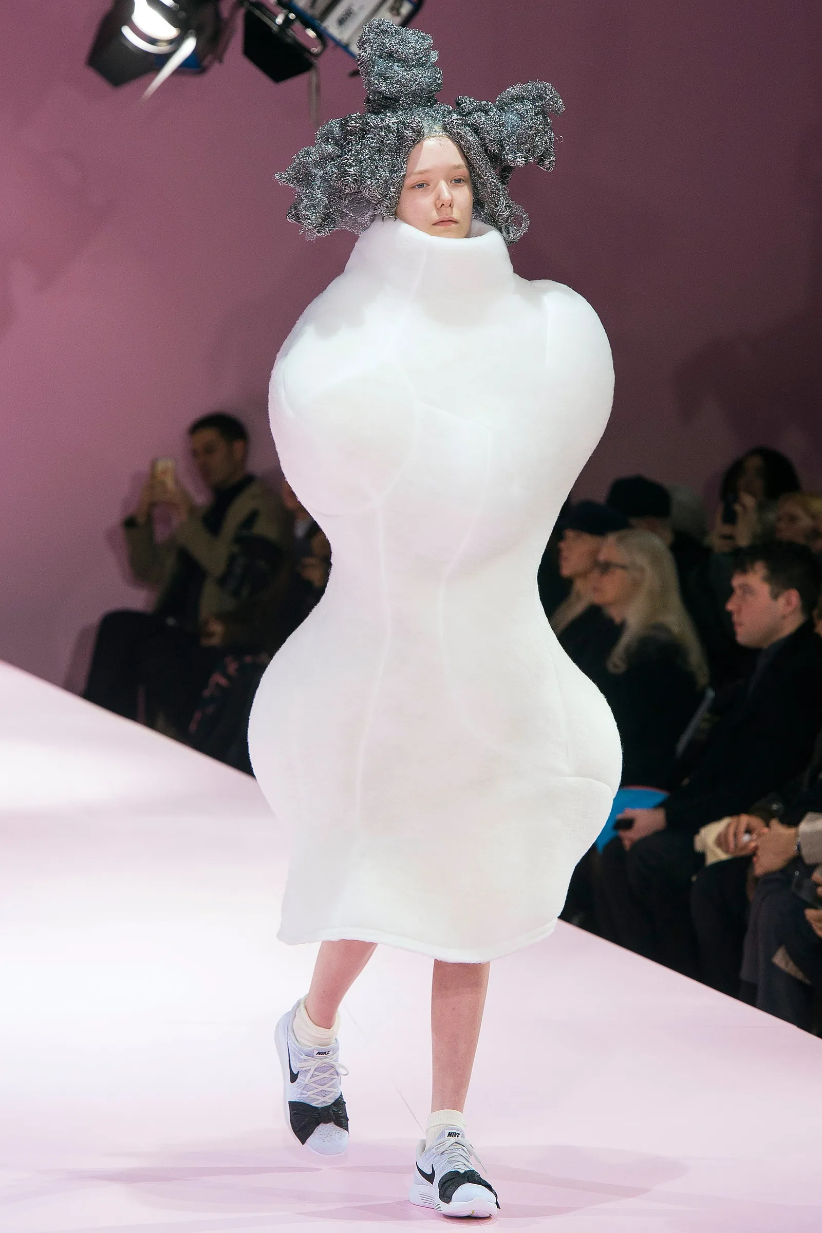 7 Dress 'Nyeleneh' Rancangan Brand Ternama yang Viral di Sosmed