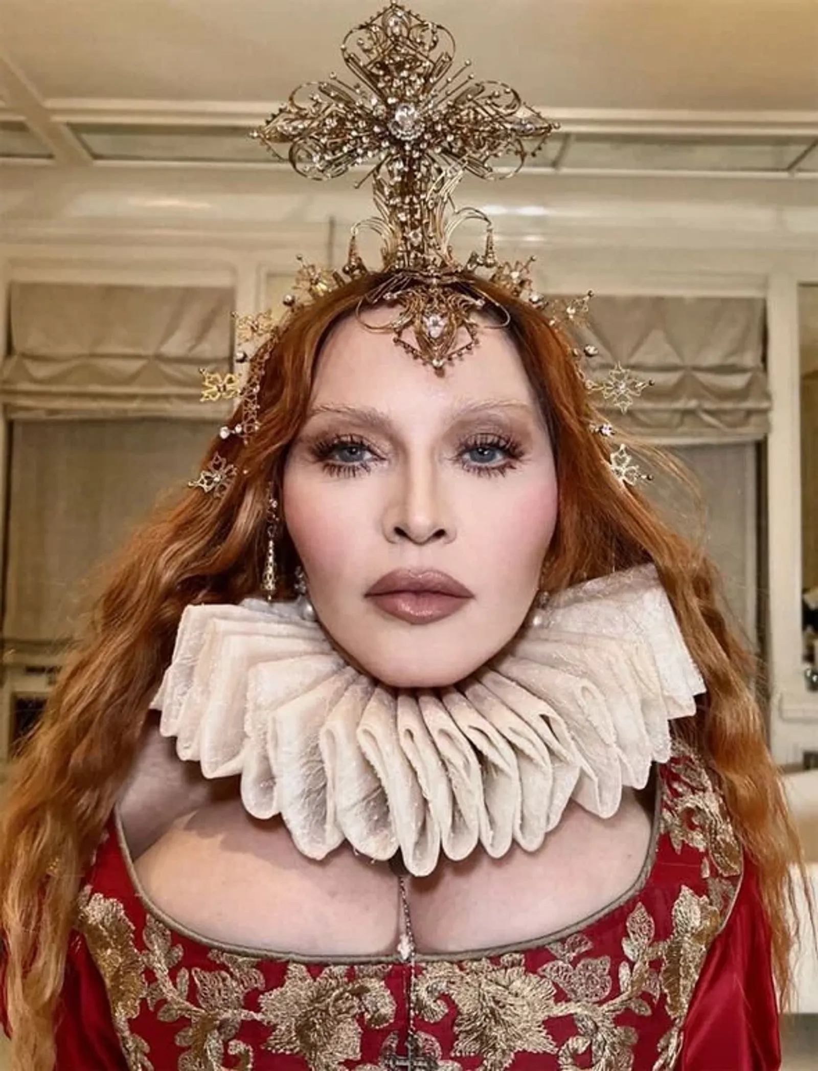 Madonna Pakai Aksesori Rancangan Desainer Indonesia di Halloween 2022