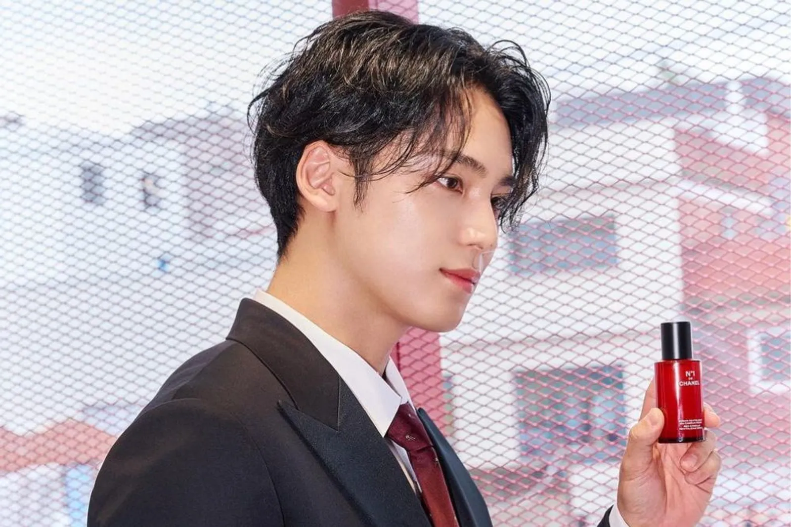 Visual Tak Nyata, Potret Mingyu 'SEVENTEEN' yang Bikin Terpana