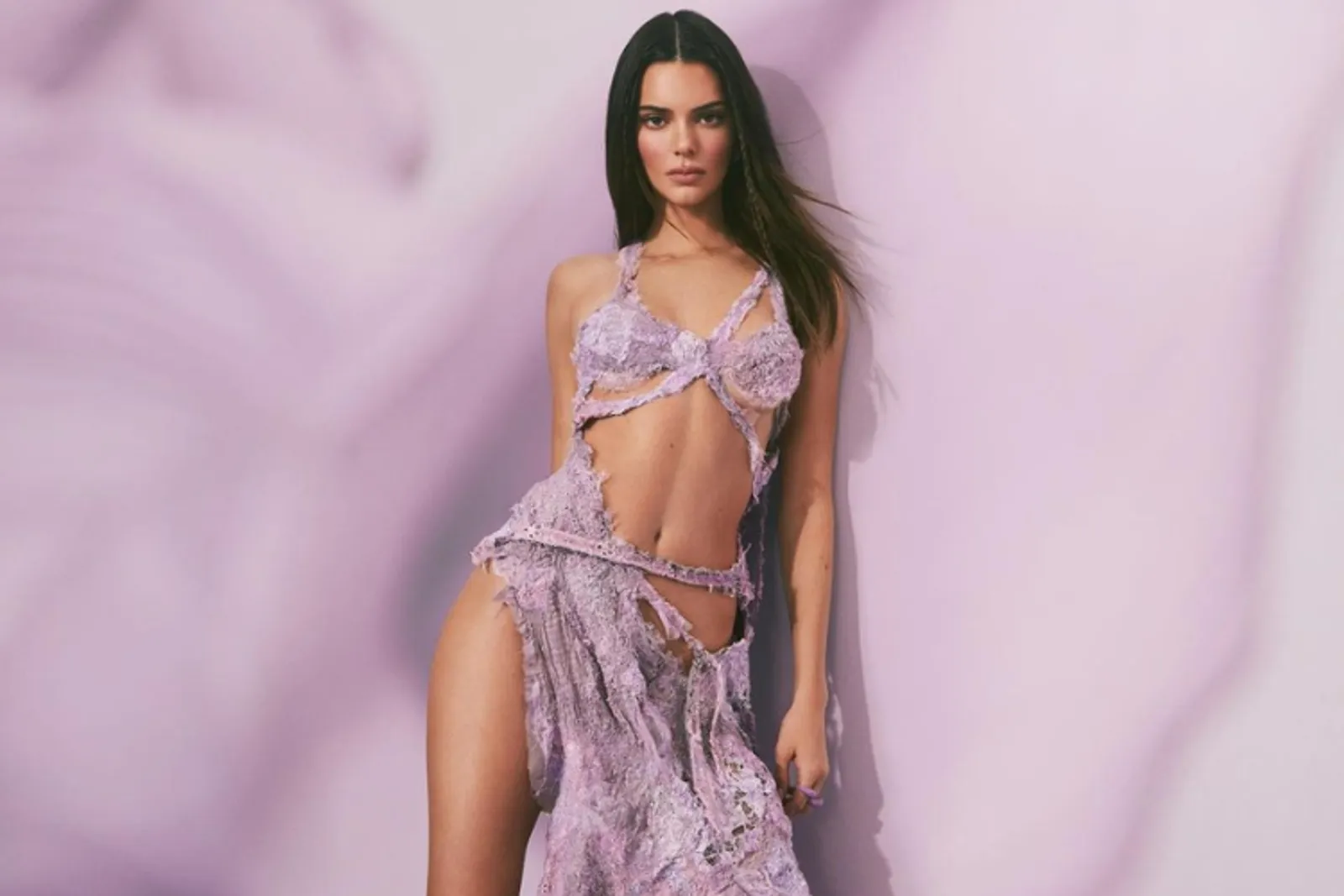 Deretan Gaya Seksi Kendall Jenner saat Jadi Model Iklan