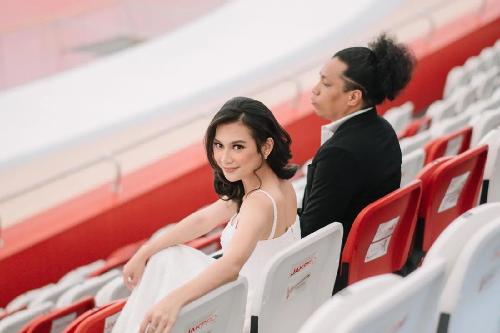 6 Pasangan Seleb yang Foto Pre-Wedding di Arena Olahraga