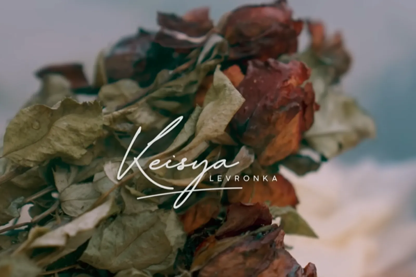 Lirik Lagu "Tak Ingin Usai" - Keisya Levronka, Tentang Patah Hati