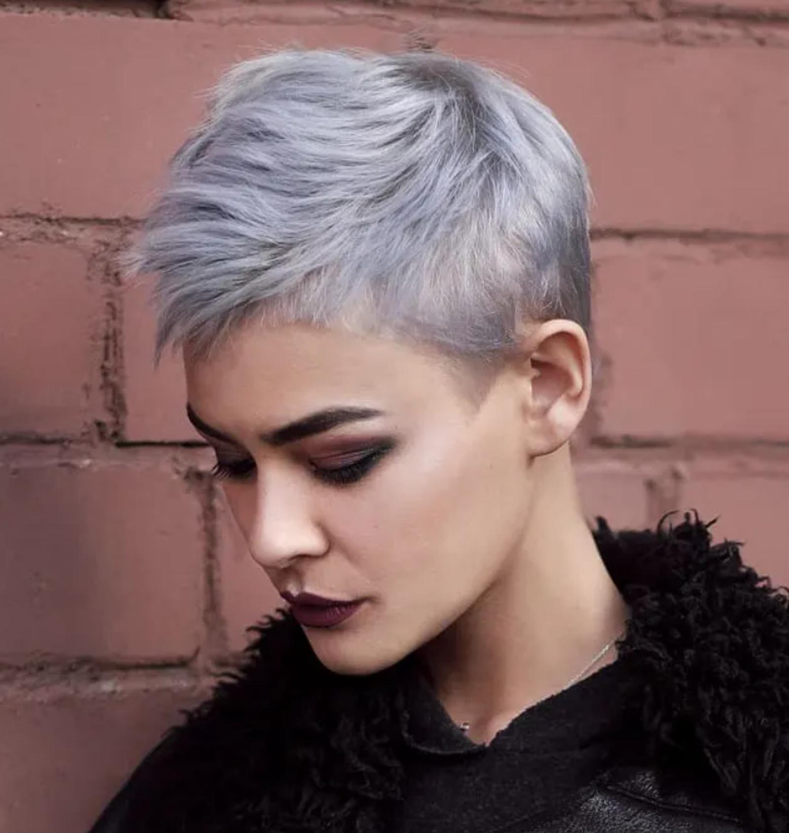 30 Warna Rambut yang Bagus untuk Wanita Rambut Pendek