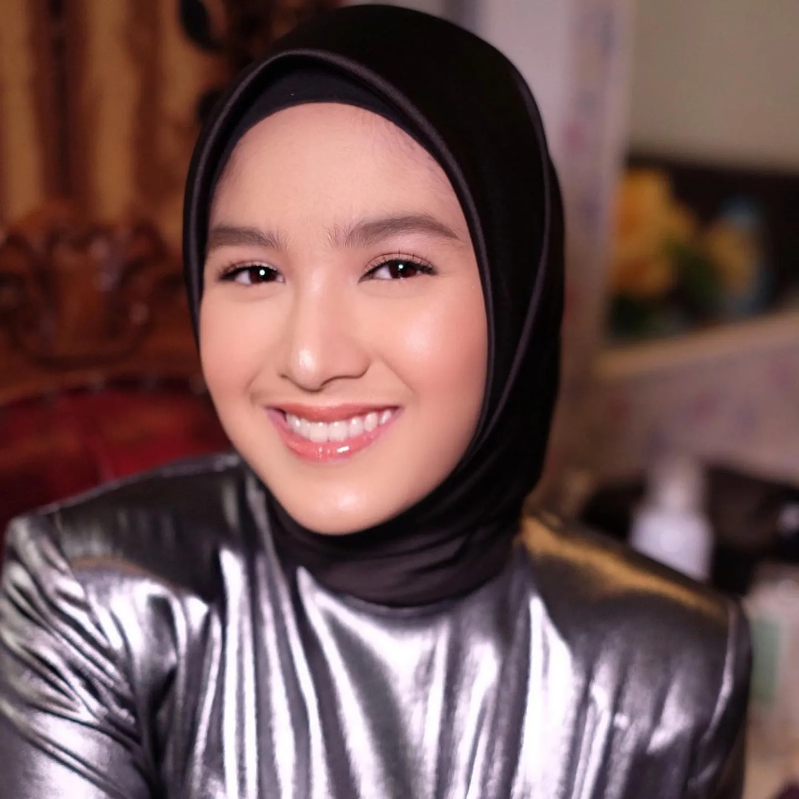 Inspirasi Riasan Natural a la Cut Syifa dengan Hijab
