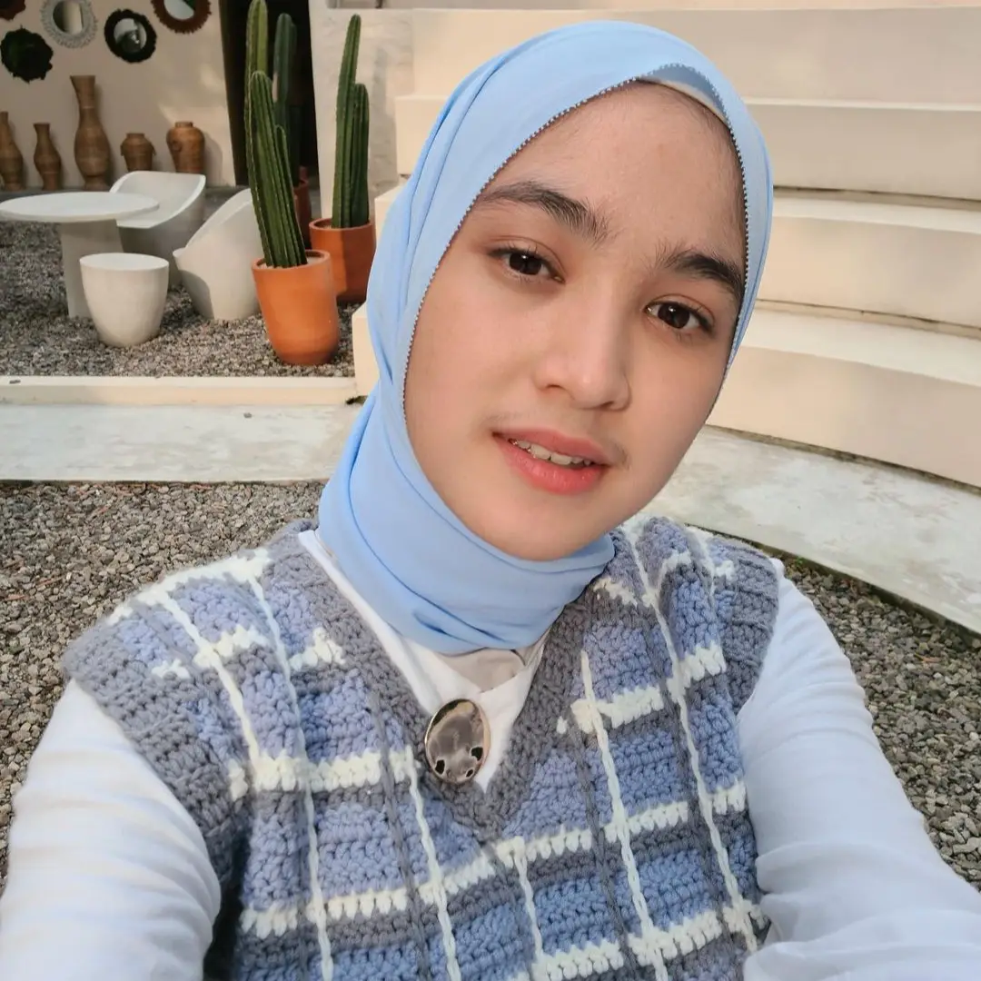 Inspirasi Riasan Natural a la Cut Syifa dengan Hijab